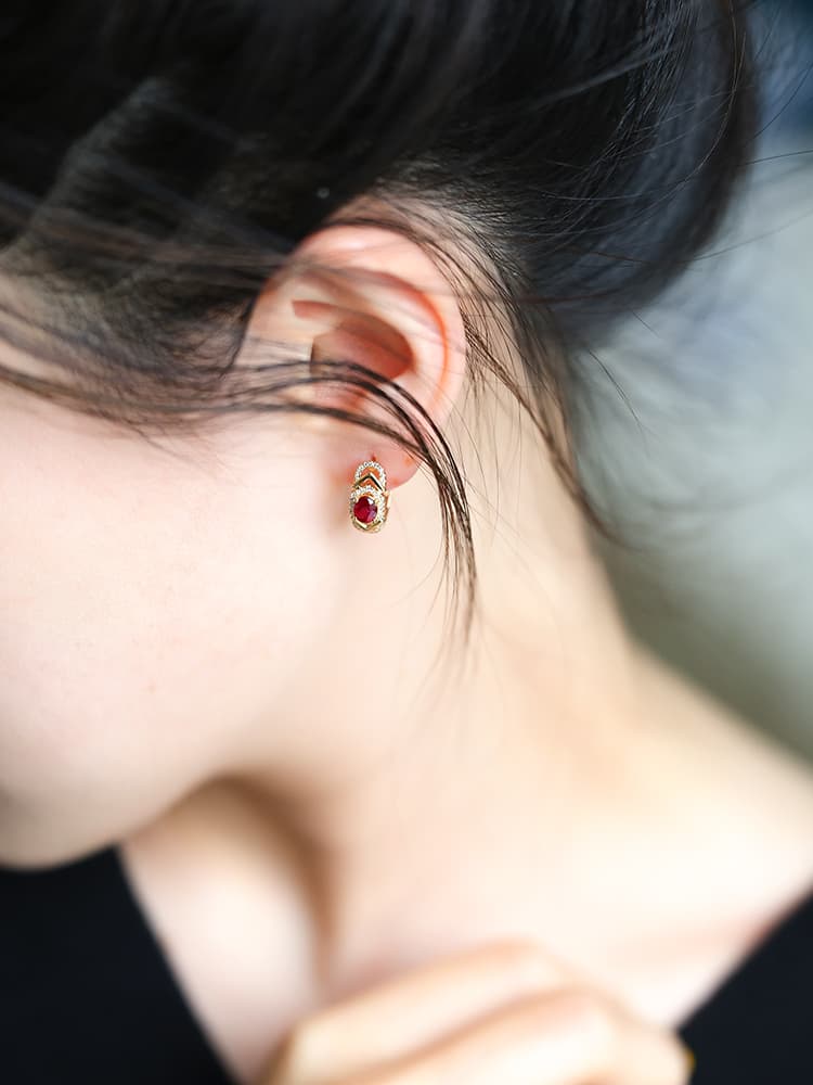 輝く赤玉 華麗な王冠風イヤリング　パワーストーン アクセサリー 