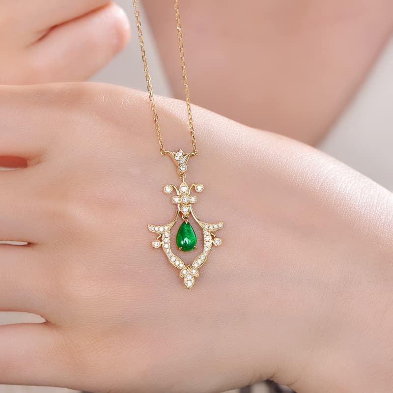 翡翠の輝き 優美な花びらペンダント パワーストーン アクセサリー