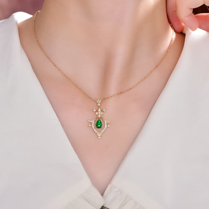 翡翠の輝き 優美な花びらペンダント パワーストーン アクセサリー