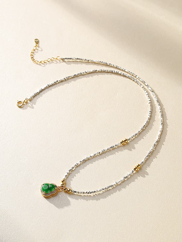 天然翡翠しずく型ペンダント 華奢ネックレス パワーストーン アクセサリー
